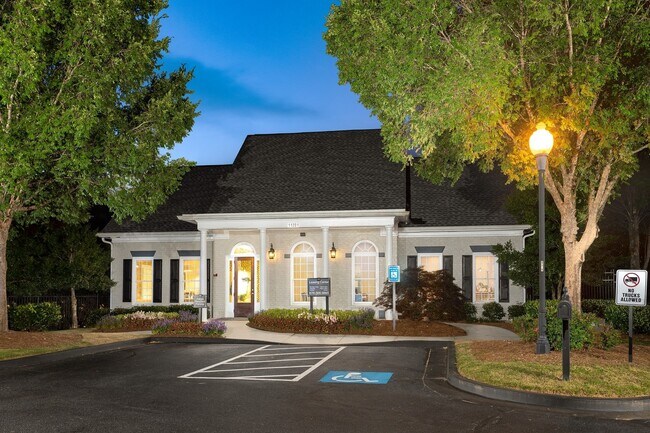 Nuestro equipo de Windsor Communities está listo para darle la bienvenida. - Windsor Johns Creek