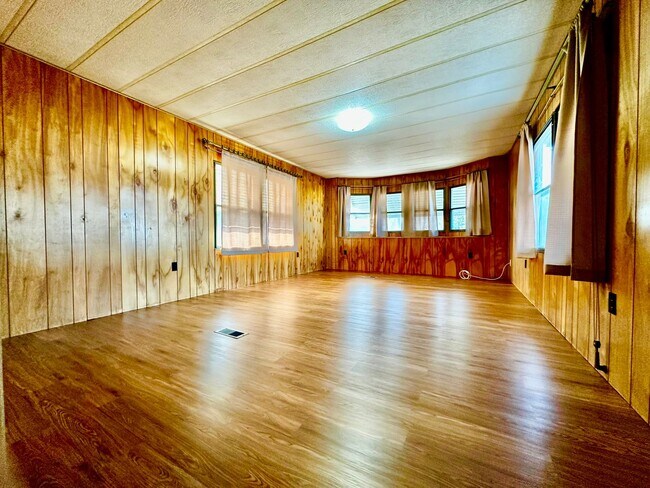 Building Photo - 2/2 Mobile Home