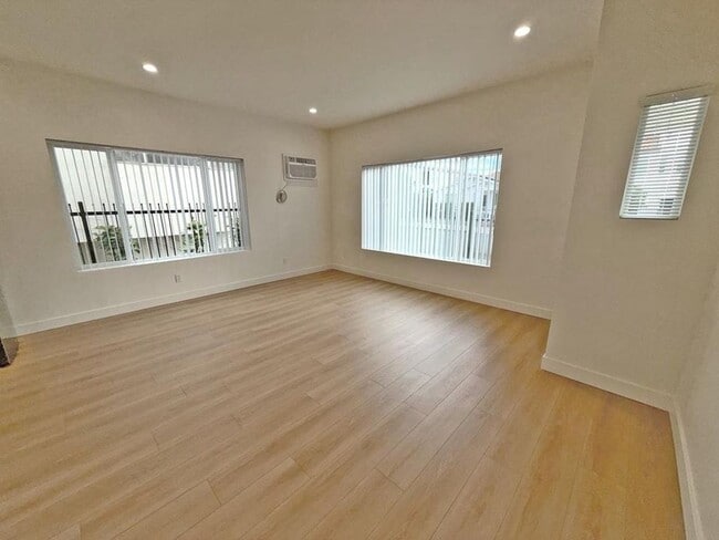 Foto del edificio - 1327 N Kingsley Dr