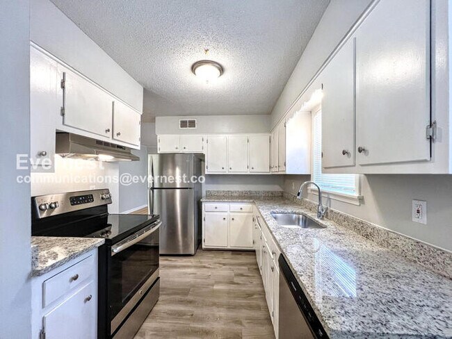 Foto del edificio - 3-Bedroom Home with Fenced Yard & Carport / Pet-Friendly / Coming Soon!
