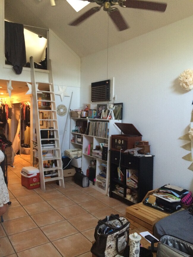 Foto del edificio - Adorable Studio Apartment with a Loft-$300...