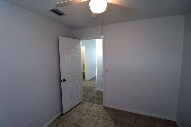 Foto del edificio - Corner of Curry Ford and Goldenrod 3 bedroom 2 baths and one car garage