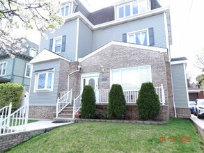 Building Photo - 124 W 8th St