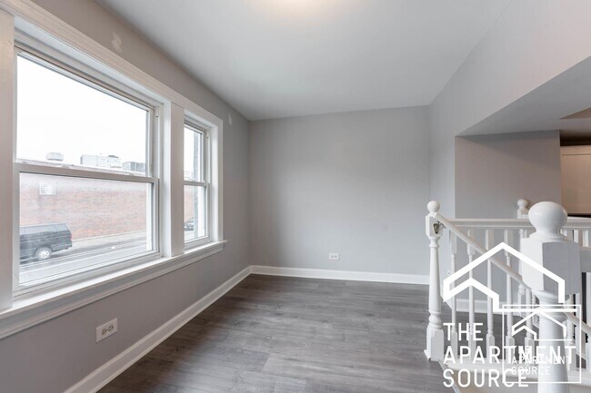 Foto del edificio - 3220 W Augusta Blvd