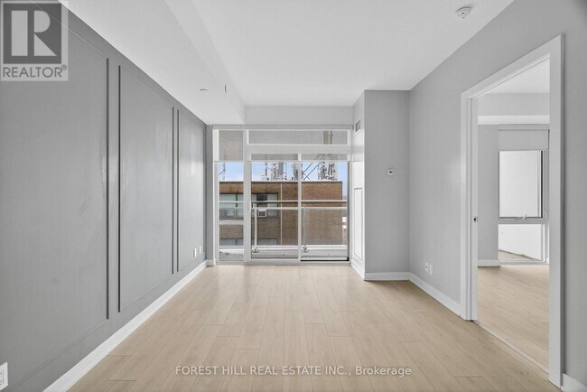 Photo du bâtiment - 223 St Clair Ave W