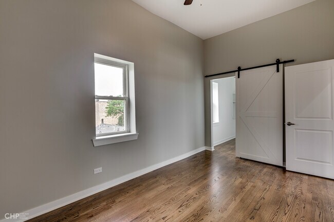Building Photo - 734 N Throop St