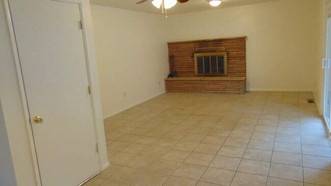 Building Photo - 811 Heritage Cir
