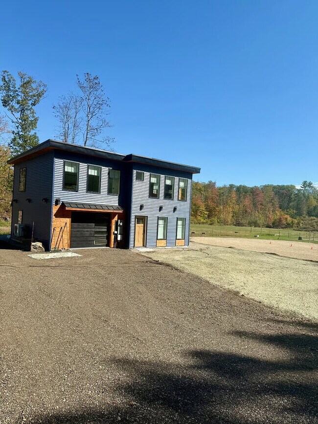 Foto del edificio - Luxury 2BR Second-Floor Duplex Unit on Picturesque Horse Farm – All Utilities Included!