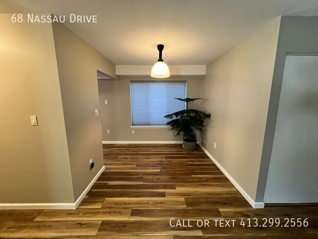 Foto del edificio - First Floor, 3 BR Condo in the Private Qua...