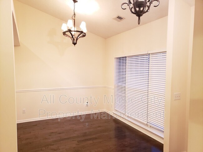 Foto del edificio - 905 Weatherside Ct