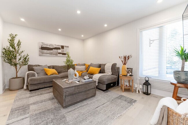 Building Photo - 54 Glenmanor Dr