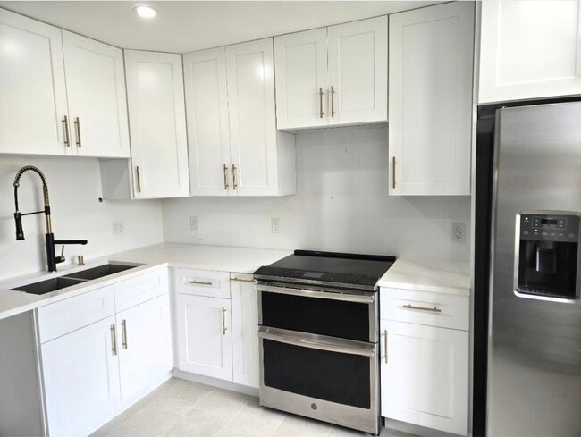 Building Photo - 5347 Emerald Isle Dr