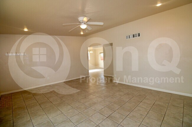 Building Photo - 4043 E Deseret Dr