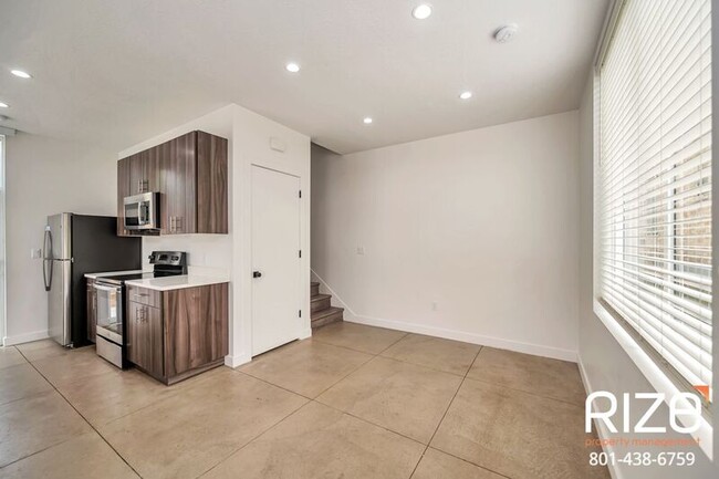Building Photo - 841 S 200 W