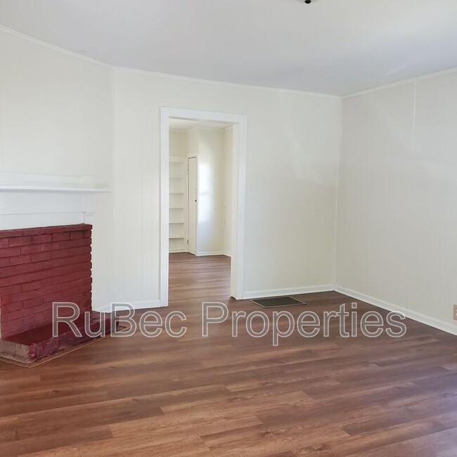 Building Photo - 196 Mahan St SW