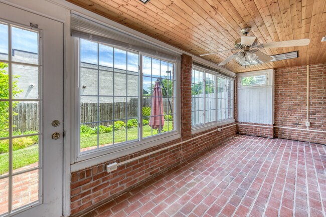 Foto del edificio - 2734 E Oakland Ave