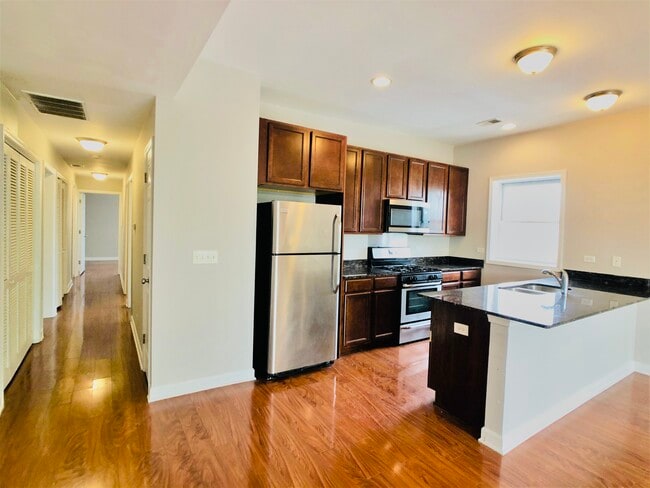 Building Photo - 214 W 31st St