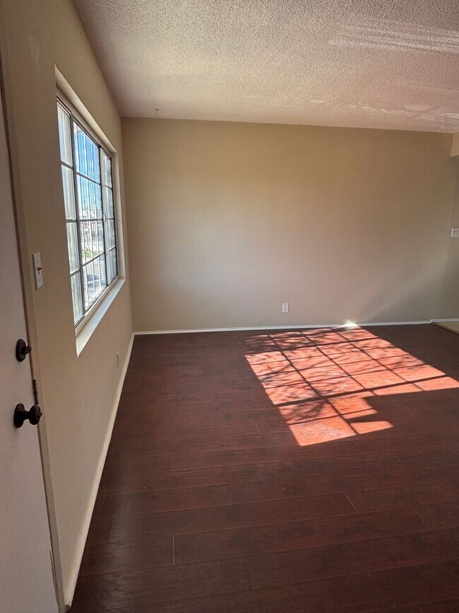 Foto del edificio - 2 bedroom 1 bath available now in East LA!