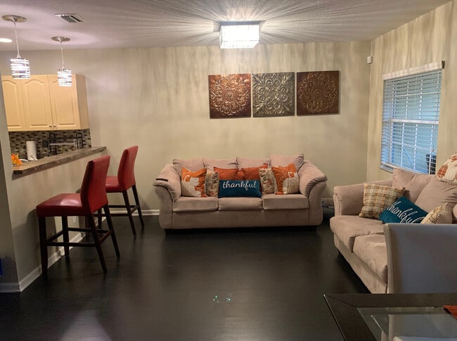 Living / dinning area - 1359 Avon Ln