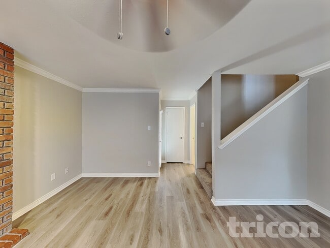 Building Photo - 2124 Glenn Ln