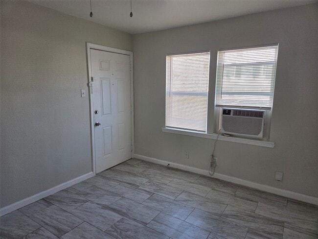 Building Photo - 619 13th St