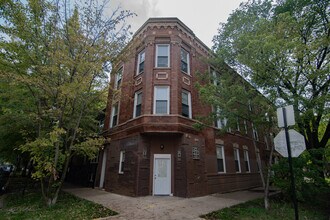 Building Photo - 1358 N Artesian Ave
