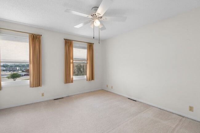 Building Photo - 2bd 1.5 ba spacious condo for rent!