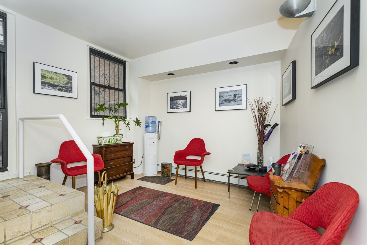Foto principal - West 57 Chiro Office for Share