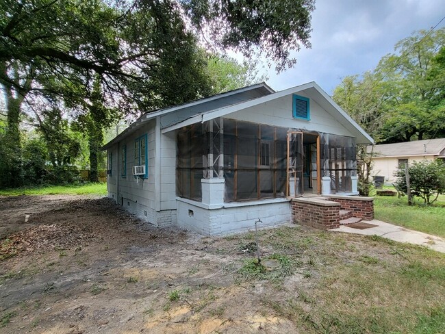 Building Photo - 1008 Carn St