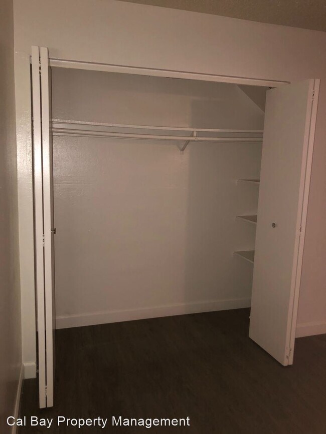 Building Photo - 621-621 Memorial Way