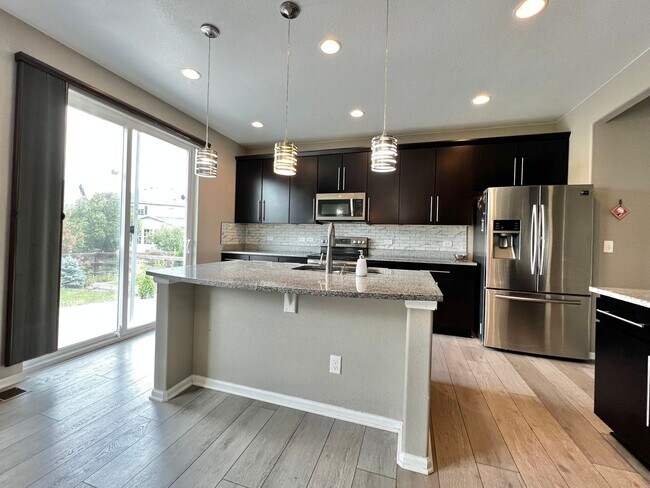 Foto del edificio - Spacious 5 Bed 3.5 Bath with Modern Upgrades!