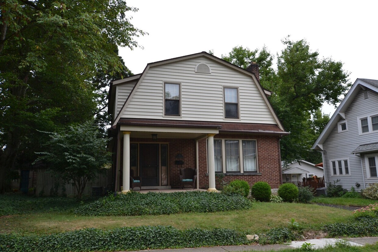 Primary Photo - Beautiful woodwork in this incredible Clin...