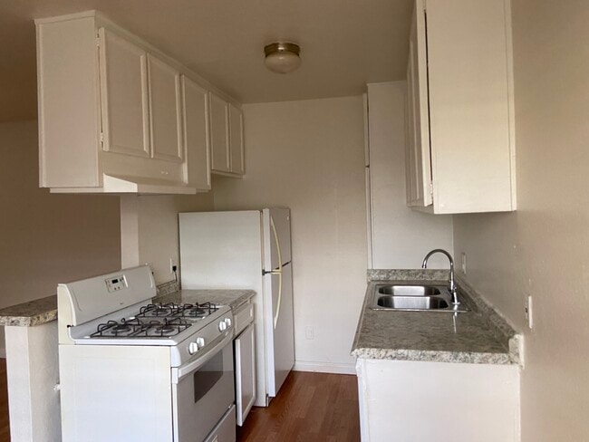 Building Photo - 22411 Del Valle St