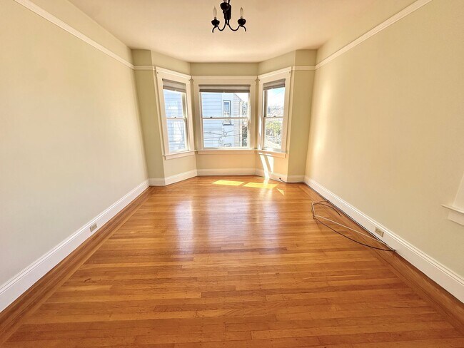 Building Photo - Storage Galore!!  1bd in heart of Noe/Miss...