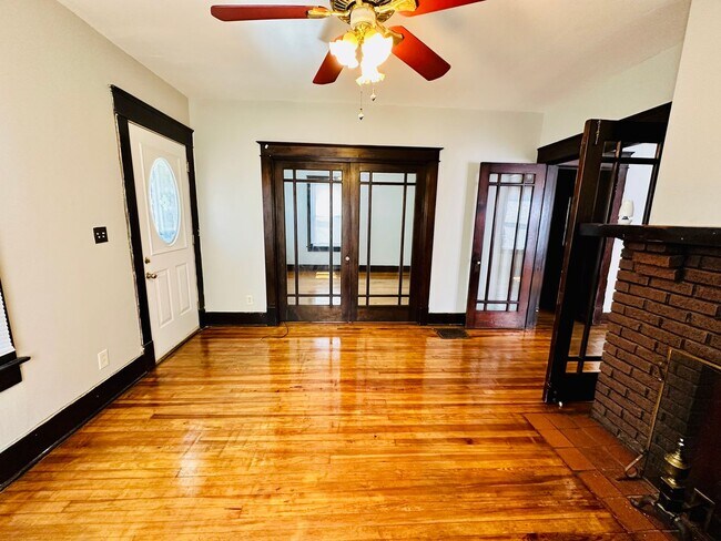 Foto del edificio - Adorable 2 bedroom home with two living ar...