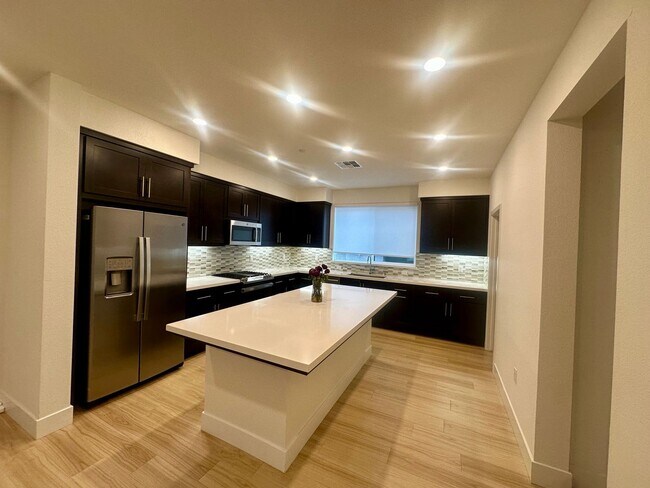 Foto del edificio - Bright 4 Bedroom 3 bath in FREMONT!