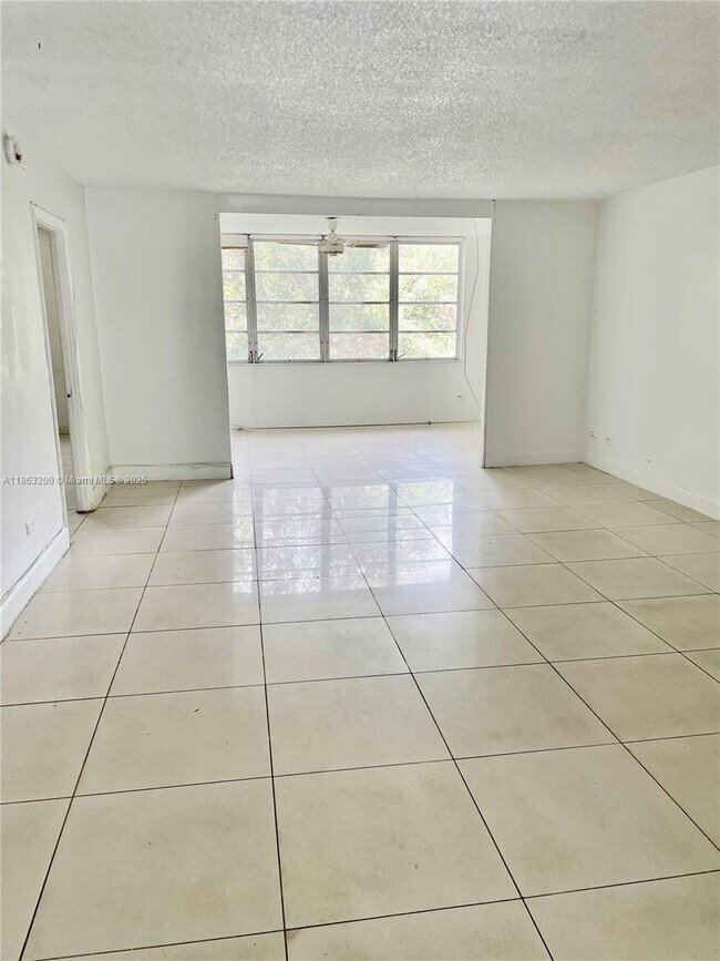 Foto del edificio - 445 NE 195th St