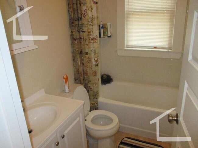 Building Photo - Nicely renovated 3 bed unit with in-unit laundry.