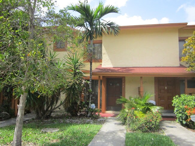 Primary Photo - Charming 2BR Townhome with Private Patio –...