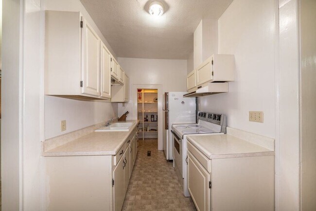 Building Photo - 833 S Elizabeth