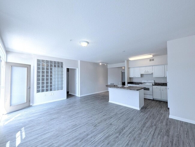 Building Photo - Modern 2BR/2BA Condo Near Ivanhoe Village – Move-In Ready!