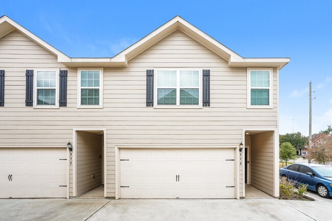 Building Photo - 570 Solomon Ln