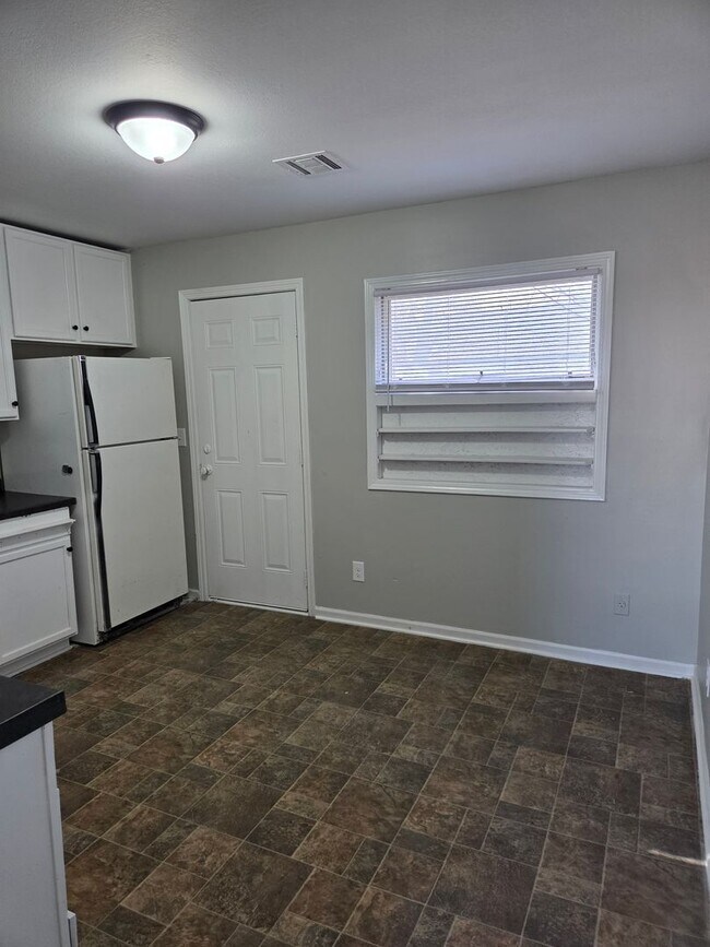 Foto del edificio - 1627-1627 E Jump St