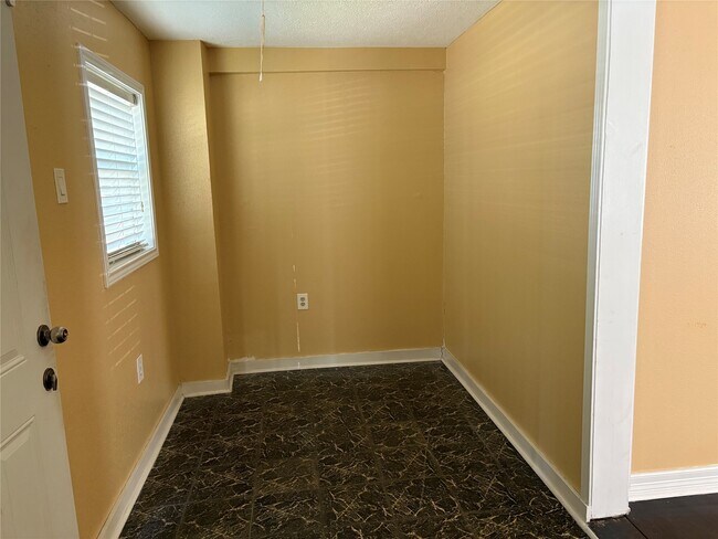 Foto del edificio - 5234 Claremont St