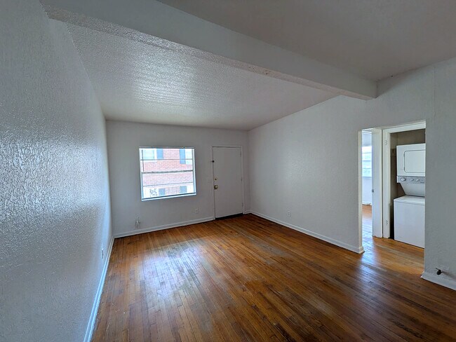 Foto del edificio - 2648 Dellwood Ave