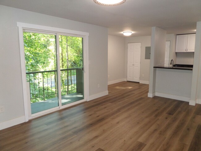 Foto del edificio - Super Cute and RENOVATED 2-Bedroom Condo i...