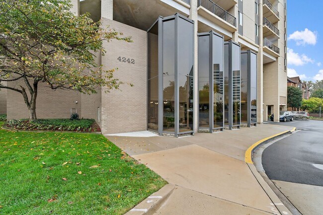 Building Photo - Spacious, and Sunlit 1 BD/1 BA Condo w/Reserved Garage Parking and Utilities Included in Chevy Ch...