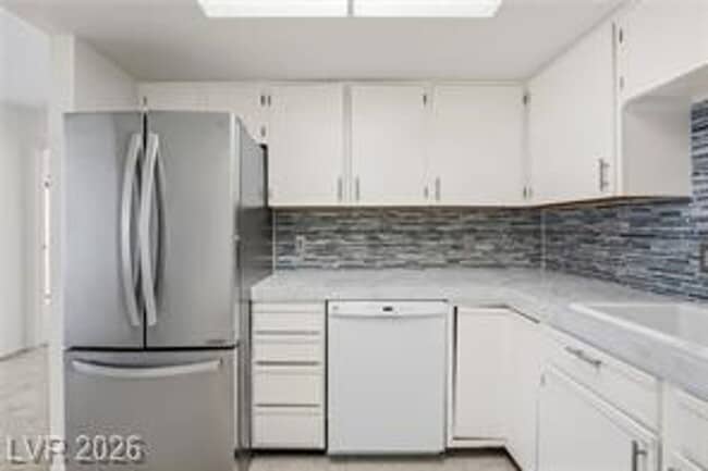 Building Photo - 1922 Las Palmas Ln
