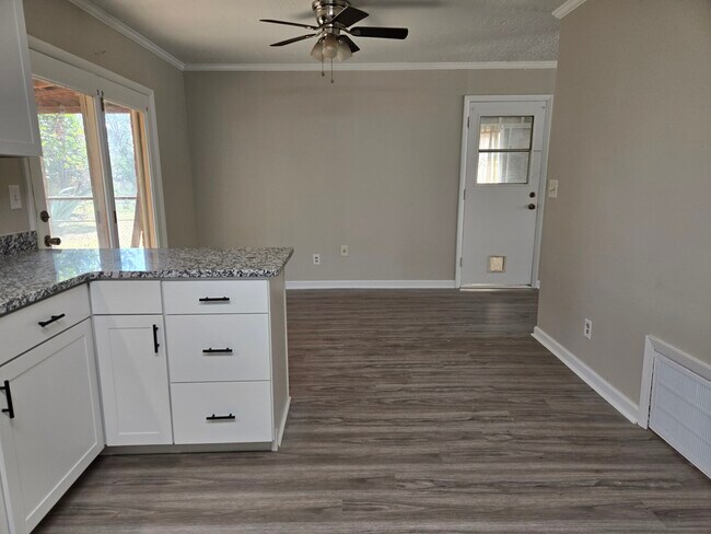 Building Photo - 2015 Fernwood Cir