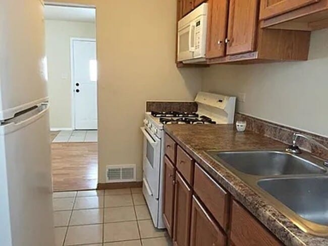 Building Photo - 3 bedroom/1 bath house on north side of Wa...